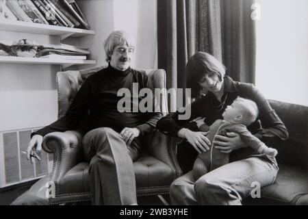 Kenneth MacMillan und Deborah MacMillan und das neue Baby Charlotte Interieur, ihr Haus in Wandsworth. Kenneth MacMillan war ein britischer Balletttänzer und Choreograf und künstlerischer Leiter des Royal Ballet in London. 1973 arbeitete er an Manon, einem Ballett mit drei Akten, als künstlerischer Leiter. Deborah MacMillan war eine Künstlerin, die Ballette für die Bühne und das Fernsehen entworfen hat. Wandsworth, London, England, 1970er Jahre Großbritannien HOMER SYKES Stockfoto