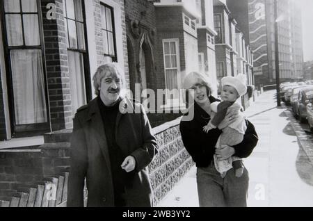 Kenneth MacMillan und Deborah MacMillan und das neue Baby Charlotte vor ihrem Haus in Wandsworth. Kenneth MacMillan war ein britischer Balletttänzer und Choreograf und künstlerischer Leiter des Royal Ballet in London. 1973 arbeitete er an Manon, einem Ballett mit drei Akten, als künstlerischer Leiter. Deborah MacMillan war eine Künstlerin, die Ballette für die Bühne und das Fernsehen entworfen hat. Wandsworth, London, England, 1970er Jahre Großbritannien HOMER SYKES Stockfoto