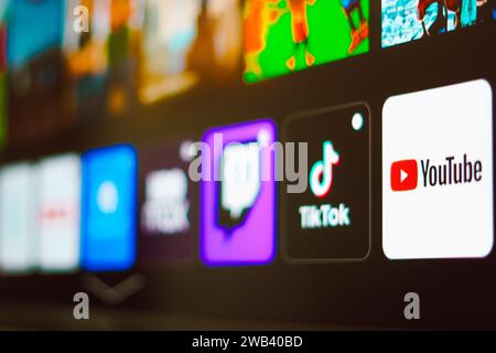 Brasilien. Januar 2024. In dieser Abbildung wird das YouTube-, TikTok- und Twitch-Logo auf einem Fernsehbildschirm angezeigt. Quelle: SOPA Images Limited/Alamy Live News Stockfoto