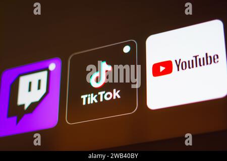 Brasilien. Januar 2024. In dieser Fotoabbildung werden das TikTok-, Twitch- und YouTube-Logo auf einem Fernsehbildschirm angezeigt. (Foto von Rafael Henrique/SOPA Images/SIPA USA) *** ausschließlich für redaktionelle Nachrichten *** Credit: SIPA USA/Alamy Live News Stockfoto