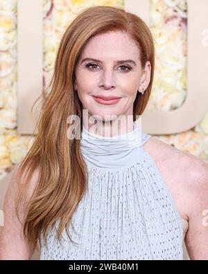 Beverly Hills, Usa. Januar 2024. BEVERLY HILLS, LOS ANGELES, KALIFORNIEN, USA - JANUAR 07: Sarah Rafferty trägt ein Lanvin-Kleid, Christian Louboutin-Schuhe, eine Tyler Ellis-Kupplung, Yanes-Ohrringe und Yvonne Leon-Schmuck und kommt bei den 81. jährlichen Golden Globe Awards, die am 7. Januar 2024 im Beverly Hilton Hotel in Beverly Hills, Los Angeles, Kalifornien, USA, stattfinden. (Foto: Xavier Collin/Image Press Agency) Credit: Image Press Agency/Alamy Live News Stockfoto