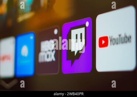 Brasilien. Januar 2024. In dieser Abbildung wird das Twitch-, YouTube- und HBO Max-Logo auf einem Fernsehbildschirm angezeigt. Quelle: SOPA Images Limited/Alamy Live News Stockfoto