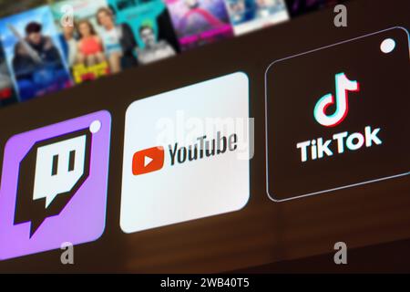 Brasilien. Januar 2024. In dieser Abbildung wird das Twitch-, YouTube- und TikTok-Logo auf einem Fernsehbildschirm angezeigt. Quelle: SOPA Images Limited/Alamy Live News Stockfoto
