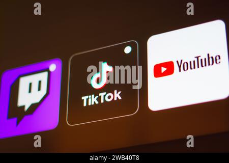 Brasilien. Januar 2024. In dieser Fotoabbildung werden das TikTok-, Twitch- und YouTube-Logo auf einem Fernsehbildschirm angezeigt. Quelle: SOPA Images Limited/Alamy Live News Stockfoto