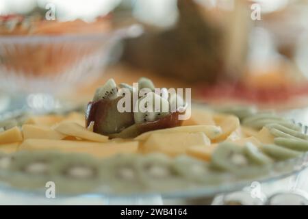 Eine Vielzahl von frisch geschnittenen Früchten auf einer transparenten Glasplatte Stockfoto