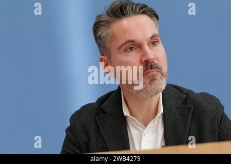 Partei Bündnis Sahra Wagenknecht gegründet 08.2024 - Deutschland, Berlin - Bundespressekonferenz: Gründung der Partei Bündnis Sahra Wagenknecht - Vernunft und Gerechtigkeit und Vorschlag der Europa-Spitzenkandidaturen. Im Bild Fabio de Masi, Finanzexperte, ehem. MdEP und MDB. *** Parteiallianz Sahra Wagenknecht gründete 2024 01 08 Deutschland, Berlin Bundespressekonferenz Stiftung der Parteiallianz Sahra Wagenknecht Vernunft und Gerechtigkeit und Vorschlag der europäischen Spitzenkandidaten im Bild Fabio de Masi, Finanzexperte, ehemaliger Abgeordneter und Abgeordneter Stockfoto