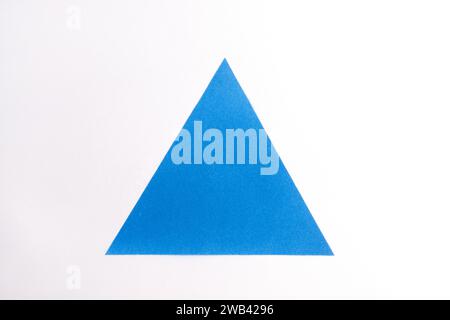 Blaues Farbdreieck auf Papier Stockfoto