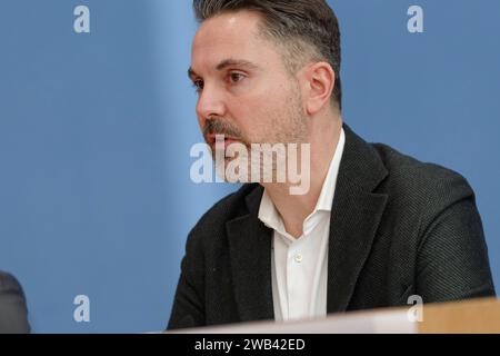 Partei Bündnis Sahra Wagenknecht gegründet 08.2024 - Deutschland, Berlin - Bundespressekonferenz: Gründung der Partei Bündnis Sahra Wagenknecht - Vernunft und Gerechtigkeit und Vorschlag der Europa-Spitzenkandidaturen. Im Bild Fabio de Masi, Finanzexperte, ehem. MdEP und MDB. *** Parteiallianz Sahra Wagenknecht gründete 2024 01 08 Deutschland, Berlin Bundespressekonferenz Stiftung der Parteiallianz Sahra Wagenknecht Vernunft und Gerechtigkeit und Vorschlag der europäischen Spitzenkandidaten im Bild Fabio de Masi, Finanzexperte, ehemaliger Abgeordneter und Abgeordneter Stockfoto