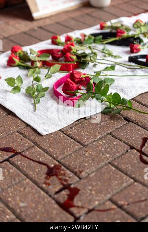 Protest in der High Street von Southend gegen das Verbot der Regierung für XL-Bullhunde mit einer „Gedenkstätte“ aus Hundehalsband, roten Rosen und gefälschtem Blut Stockfoto