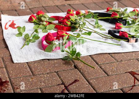 Protest in der High Street von Southend gegen das Verbot der Regierung für XL-Bullhunde mit einer „Gedenkstätte“ aus Hundehalsband, roten Rosen und gefälschtem Blut Stockfoto