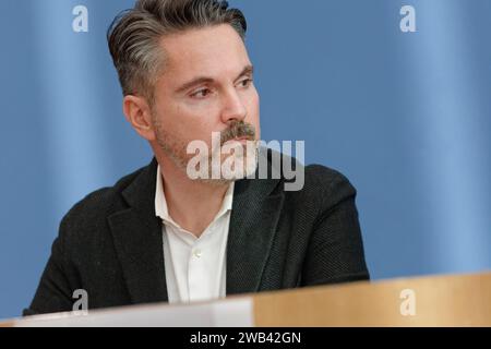 Partei Bündnis Sahra Wagenknecht gegründet 08.2024 - Deutschland, Berlin - Bundespressekonferenz: Gründung der Partei Bündnis Sahra Wagenknecht - Vernunft und Gerechtigkeit und Vorschlag der Europa-Spitzenkandidaturen. Im Bild Fabio de Masi, Finanzexperte, ehem. MdEP und MDB. *** Parteiallianz Sahra Wagenknecht gründete 2024 01 08 Deutschland, Berlin Bundespressekonferenz Stiftung der Parteiallianz Sahra Wagenknecht Vernunft und Gerechtigkeit und Vorschlag der europäischen Spitzenkandidaten im Bild Fabio de Masi, Finanzexperte, ehemaliger Abgeordneter und Abgeordneter Stockfoto