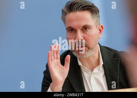 Partei Bündnis Sahra Wagenknecht gegründet 08.2024 - Deutschland, Berlin - Bundespressekonferenz: Gründung der Partei Bündnis Sahra Wagenknecht - Vernunft und Gerechtigkeit und Vorschlag der Europa-Spitzenkandidaturen. Im Bild Fabio de Masi, Finanzexperte, ehem. MdEP und MDB. *** Parteiallianz Sahra Wagenknecht gründete 2024 01 08 Deutschland, Berlin Bundespressekonferenz Stiftung der Parteiallianz Sahra Wagenknecht Vernunft und Gerechtigkeit und Vorschlag der europäischen Spitzenkandidaten im Bild Fabio de Masi, Finanzexperte, ehemaliger Abgeordneter und Abgeordneter Stockfoto