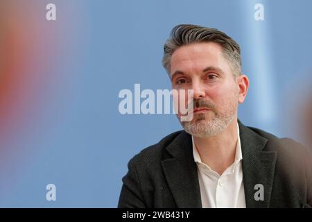 Partei Bündnis Sahra Wagenknecht gegründet 08.2024 - Deutschland, Berlin - Bundespressekonferenz: Gründung der Partei Bündnis Sahra Wagenknecht - Vernunft und Gerechtigkeit und Vorschlag der Europa-Spitzenkandidaturen. Im Bild Fabio de Masi, Finanzexperte, ehem. MdEP und MDB. *** Parteiallianz Sahra Wagenknecht gründete 2024 01 08 Deutschland, Berlin Bundespressekonferenz Stiftung der Parteiallianz Sahra Wagenknecht Vernunft und Gerechtigkeit und Vorschlag der europäischen Spitzenkandidaten im Bild Fabio de Masi, Finanzexperte, ehemaliger Abgeordneter und Abgeordneter Stockfoto