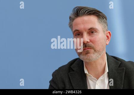 Partei Bündnis Sahra Wagenknecht gegründet 08.2024 - Deutschland, Berlin - Bundespressekonferenz: Gründung der Partei Bündnis Sahra Wagenknecht - Vernunft und Gerechtigkeit und Vorschlag der Europa-Spitzenkandidaturen. Im Bild Fabio de Masi, Finanzexperte, ehem. MdEP und MDB. *** Parteiallianz Sahra Wagenknecht gründete 2024 01 08 Deutschland, Berlin Bundespressekonferenz Stiftung der Parteiallianz Sahra Wagenknecht Vernunft und Gerechtigkeit und Vorschlag der europäischen Spitzenkandidaten im Bild Fabio de Masi, Finanzexperte, ehemaliger Abgeordneter und Abgeordneter Stockfoto