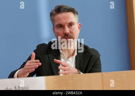 Partei Bündnis Sahra Wagenknecht gegründet 08.2024 - Deutschland, Berlin - Bundespressekonferenz: Gründung der Partei Bündnis Sahra Wagenknecht - Vernunft und Gerechtigkeit und Vorschlag der Europa-Spitzenkandidaturen. Im Bild Fabio de Masi, Finanzexperte, ehem. MdEP und MDB. *** Parteiallianz Sahra Wagenknecht gründete 2024 01 08 Deutschland, Berlin Bundespressekonferenz Stiftung der Parteiallianz Sahra Wagenknecht Vernunft und Gerechtigkeit und Vorschlag der europäischen Spitzenkandidaten im Bild Fabio de Masi, Finanzexperte, ehemaliger Abgeordneter und Abgeordneter Stockfoto