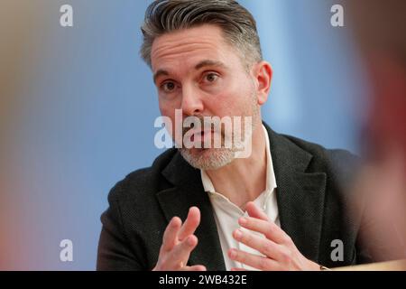 Partei Bündnis Sahra Wagenknecht gegründet 08.2024 - Deutschland, Berlin - Bundespressekonferenz: Gründung der Partei Bündnis Sahra Wagenknecht - Vernunft und Gerechtigkeit und Vorschlag der Europa-Spitzenkandidaturen. Im Bild Fabio de Masi, Finanzexperte, ehem. MdEP und MDB. *** Parteiallianz Sahra Wagenknecht gründete 2024 01 08 Deutschland, Berlin Bundespressekonferenz Stiftung der Parteiallianz Sahra Wagenknecht Vernunft und Gerechtigkeit und Vorschlag der europäischen Spitzenkandidaten im Bild Fabio de Masi, Finanzexperte, ehemaliger Abgeordneter und Abgeordneter Stockfoto