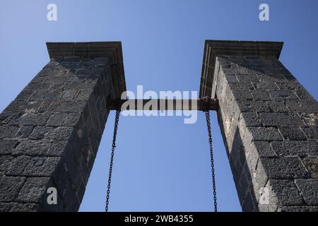 Detail der Brücke zum Schloss von St. Gabriel (Castillo de San Gabriel), aus Steinziegeln. Strahlend blauer Himmel. Arrecife, Lanzarote, Kanarische Inseln Stockfoto