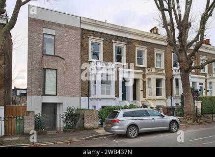 Ein neu gebautes „Infill“-Haus - gebaut in der Garage zwischen zwei Immobilien. Chadwick Road, Peckham, London, Großbritannien Stockfoto