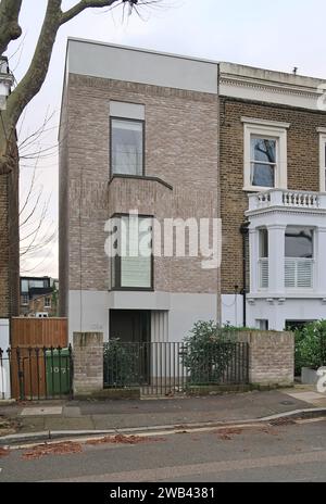 Ein neu gebautes „Infill“-Haus - gebaut in der Garage zwischen zwei Immobilien. Chadwick Road, Peckham, London, Großbritannien Stockfoto