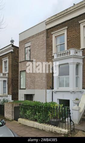 Ein neu gebautes „Infill“-Haus - gebaut in der Garage zwischen zwei Immobilien. Chadwick Road, Peckham, London, Großbritannien Stockfoto