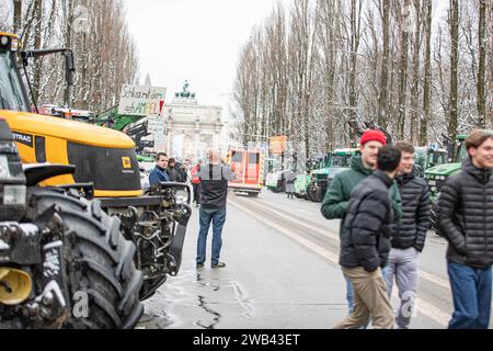 Krankenwagen, Rettungsgasse. 8. Jannuar 2024 versammelten sich tausende Bauern, auf dem Odeonsplatz in München um gegen die Kürzungen und den Abbau der klimaschädlichen Subventionen der Ampel-Regierung in der Landwirtschaft zu protestieren. Große Teile von ihnen reisten mit dem Traktor an, diese wurden vom Odeonsplatz in der Ludwigsstraße und Leopoldstraße entlang geparkt. Für die ganze Woche sind Proteste in ganz Deutschland geplant. - Krankenwagen, Notspur. Am 8. Januar 2024 versammelten sich Tausende von Bauern auf dem Münchner Odeonsplatz, um gegen die Sparpläne und gegen die Austeritätspläne zu protestieren Stockfoto