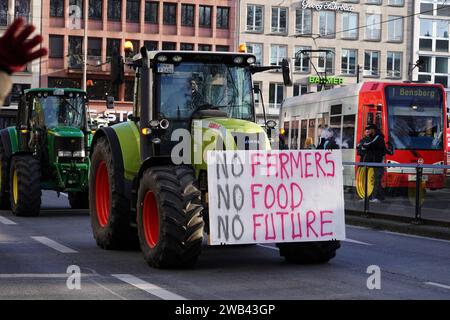 Köln, Bauern Demo, Bauern Proteste in Köln, Bauern blockieren mit Ihren Traktoren. Die Landwirte protestieren gegen Subventionskürzungen im Agrarbereich, Bauer Plakat mit der Aufschrift No Farmwers, No Food no Future *** Köln, Bauern Demo, Bauern protestieren in Köln, Bauern blockieren mit ihren Traktoren die Bauern protestieren gegen Subventionskürzungen im Agrarsektor, Bauernplakat mit der Aufschrift No Farmwers, kein Essen, keine Zukunft Stockfoto