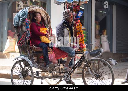 Kathmandu, Nepal - April 20,2019 : in Nepal sind Radrikschas immer noch die beliebtesten öffentlichen Verkehrsmittel für den Kurzstreckenverkehr. Stockfoto