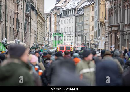 Krankenwagen, Rettungsgasse. 8. Jannuar 2024 versammelten sich tausende Bauern, auf dem Odeonsplatz in München um gegen die Kürzungen und den Abbau der klimaschädlichen Subventionen der Ampel-Regierung in der Landwirtschaft zu protestieren. Große Teile von ihnen reisten mit dem Traktor an, diese wurden vom Odeonsplatz in der Ludwigsstraße und Leopoldstraße entlang geparkt. Für die ganze Woche sind Proteste in ganz Deutschland geplant. - Krankenwagen, Notspur. Am 8. Januar 2024 versammelten sich Tausende von Bauern auf dem Münchner Odeonsplatz, um gegen die Sparpläne und gegen die Austeritätspläne zu protestieren Stockfoto