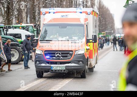 Krankenwagen, Rettungsgasse. 8. Jannuar 2024 versammelten sich tausende Bauern, auf dem Odeonsplatz in München um gegen die Kürzungen und den Abbau der klimaschädlichen Subventionen der Ampel-Regierung in der Landwirtschaft zu protestieren. Große Teile von ihnen reisten mit dem Traktor an, diese wurden vom Odeonsplatz in der Ludwigsstraße und Leopoldstraße entlang geparkt. Für die ganze Woche sind Proteste in ganz Deutschland geplant. - Krankenwagen, Notspur. Am 8. Januar 2024 versammelten sich Tausende von Bauern auf dem Münchner Odeonsplatz, um gegen die Sparpläne und gegen die Austeritätspläne zu protestieren Stockfoto