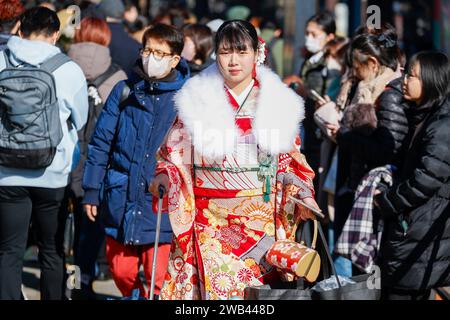 Tokio, Japan. Januar 2024. Ein japanisches Mädchen in einem farbenfrohen Kimono wird während der Coming of Age Day-Feier in Tokio gesehen. Der Tag des Endes (Seiji no Hi) ist ein Feiertag, um all jenen zu gratulieren und sie zu ermutigen, die in Japan Erwachsene geworden sind (18 Jahre alt). Die jährliche Feier findet am zweiten Montag im Januar statt. (Kreditbild: © Rodrigo Reyes Marin/ZUMA Press Wire) NUR REDAKTIONELLE VERWENDUNG! Nicht für kommerzielle ZWECKE! Stockfoto