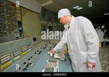 Betreiber, der einen Empfänger hält, der am Telefon anruft. Kontrollraum des Kernkraftwerks Chornobyl. April 2018. Tschernobyl, Ukraine Stockfoto