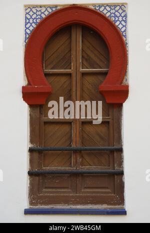 Türen und Fenster / Architektur von Alcala La Real, Provinz Jaen, Andalusien, Spanien. Rahmen im arabischen Stil. Bogenförmiges islamisches Fenster. Verschlossen. Stockfoto