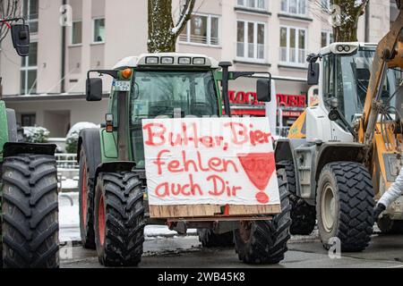 8. Jannuar 2024 versammelten sich tausende Bauern, auf dem Odeonsplatz in München um gegen die Kürzungen und den Abbau der klimaschädlichen Subventionen der Ampel-Regierung in der Landwirtschaft zu protestieren. Große Teile von ihnen reisten mit dem Traktor an, diese wurden vom Odeonsplatz in der Ludwigsstraße und Leopoldstraße entlang geparkt. Für die ganze Woche sind Proteste in ganz Deutschland geplant. -- am 8. Januar 2024 versammelten sich Tausende von Bauern auf dem Odeonsplatz in München, um gegen die Sparpläne und die Abschaffung der Subventionen der sogenannten Ampel g zu protestieren Stockfoto