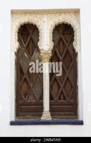 Türen und Fenster / Architektur von Alcala La Real, Provinz Jaen, Andalusien, Spanien. Arabischer Stil der Dekoration. Bogenfenster mit Stuck. Verschlossen. Stockfoto