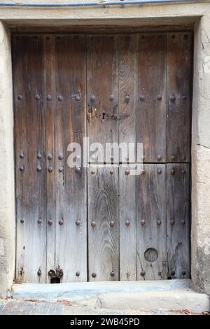 Patina - Holztür. Villarreal de San Carlos, Serradilla, Monfragüe Nationalpark. Das Dorf wurde gegründet, um die Routen zwischen Plasencia und Trujillo zu verteidigen. Stockfoto