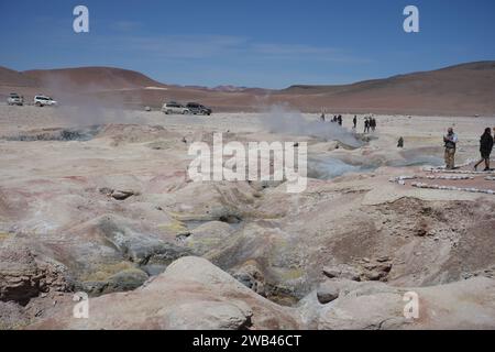 Sol de Mañana, Bolivien, 13. Oktober 2023. Heiße Quellen und Schlammbecken mit Dampf, der aus dem Boden steigt. Stockfoto