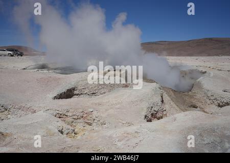 Sol de Mañana, Bolivien, 13. Oktober 2023. Heiße Quellen und Schlammbecken mit Dampf, der aus dem Boden steigt. Stockfoto