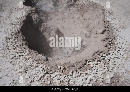 Ausbrechende und planschende heiße Quellen und Schlammbecken, Sol de Mañana, Bolivien. Stockfoto