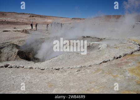 Sol de Mañana, Bolivien, 13. Oktober 2023. Heiße Quellen und Schlammbecken mit Dampf, der aus dem Boden steigt. Stockfoto