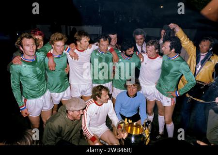 Aktenfoto vom 12.05.1976 von Franz Beckenbauer mit Baern münchen. Beckenbauer, der die Bundesrepublik Deutschland als Kapitän und Manager zum WM-Ruhm führte, sei im Alter von 78 Jahren gestorben, sagte seine Familie in einer Stellungnahme vor der deutschen Nachrichtenagentur DPA. Ausgabedatum: Montag, 8. Januar 2024. Stockfoto