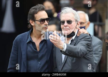 Paris, Frankreich. September 2021. © Sebastien Muylaert/MAXPPP - der französische Schauspieler Alain Delon sein Sohn Anthony Delon kommt zur Beerdigung des französischen Schauspielers Jean-Paul Belmondo in der Kirche Saint-Germain-des-Pres in Paris, Frankreich. Belmondo starb am 6. September 2021 im Alter von 88 Jahren. 10.09.2021 Credit: MAXPPP/Alamy Live News Stockfoto