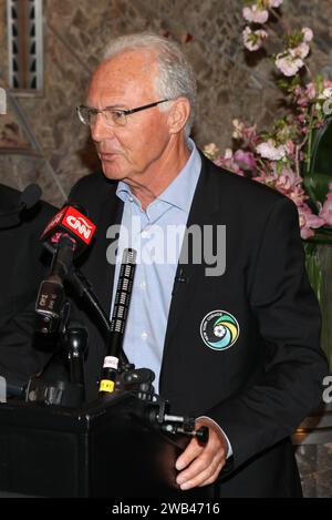 New York, NY, USA. April 2024. Die New Yorker Cosmos-Legenden Franz Beckenbauer erleuchten das Empire State Building „Cosmos Green“, um den Start der Frühjahrssaison 2015 des Teams am 17. April 2015 im Empire State Building in New York City zu feiern. Quelle: Diego Corredor/Media Punch/Alamy Live News Stockfoto