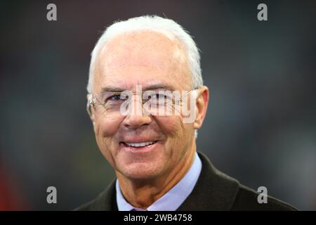 ARCHIVFOTO zum Tod von FRANZ BECKENBAUER ( der Kaiser) am 7.1.2024 Franz BECKENBAUER beim Premiere Interview, Portrait, Funktionaer, Aufsichtsratsvorsitzender FC Bayern München - Steaua Bukarest 3-0 Gruppe F, Rueckspiel, Gruppenphase Fussball Champions League, München, am 25.11.2008 Saison0809 , Saison 2008/2009 © Peter Schatz / Alamy Live News Stockfoto