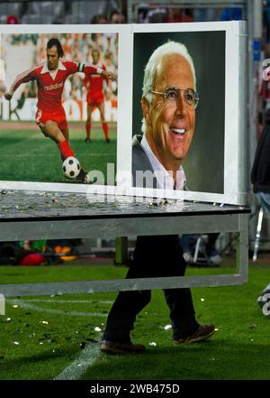 ARCHIVFOTO zum Tod von FRANZ BECKENBAUER ( der Kaiser) am 7.1.2024 Franz Beckenbauer wird vom Rasen getragen Fussball Freundschaftsspiel u. Abschiedsspiel Franz BECKENBAUER (EX-FCB Praesident, Ehrenspielführer FCB) FC BAYERN MÜNCHEN - REAL MADRID , München, am 13.08.2010 Saison1011 , Saison 2010 / 2011 © Peter Schatz / Alamy Live News Stockfoto