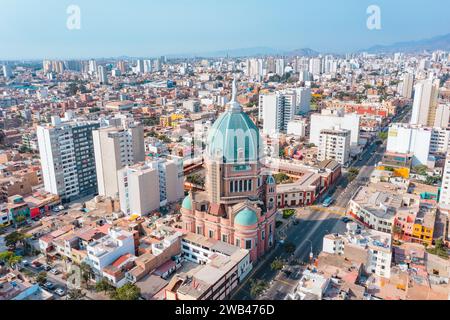 Blick aus der Vogelperspektive auf die Kirche des Unbefleckten Herzens Mariens im historischen Viertel von Magdalena. Peru Stockfoto