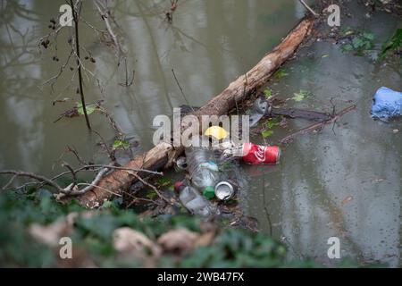 Horton, Wraysbury, Berkshire, Großbritannien. Januar 2024. Müll schwimmt im Hochwasser. Die Themse ist in Horton, Wraysbury, Berkshire, am Ufer geplatzt. Quelle: Maureen McLean/Alamy Live News Stockfoto