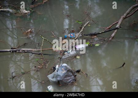 Horton, Wraysbury, Berkshire, Großbritannien. Januar 2024. Müll schwimmt im Hochwasser. Die Themse ist in Horton, Wraysbury, Berkshire, am Ufer geplatzt. Quelle: Maureen McLean/Alamy Live News Stockfoto