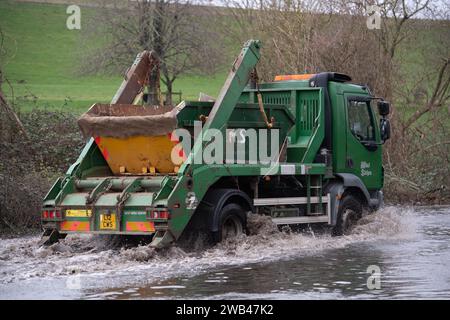 Horton, Wraysbury, Berkshire, Großbritannien. Januar 2024. Autofahrer fahren auf einer Landstraße in Horton, Wraysbury, Berkshire, durch Hochwasser. Die Themse ist über die Ufer geplatzt und es gibt eine Reihe von Straßensperren in der Umgebung. Quelle: Maureen McLean/Alamy Live News Stockfoto