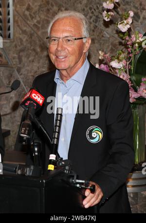 NEW YORK, NY - 17. APRIL: Franz Beckenbauer erleuchtet das Empire State Building Cosmos Green, um den Start der Frühjahrssaison 2015 des Teams am 17. April 2015 im Empire State Building in New York City zu feiern. Copyright: XDiegoxCorredor/MediaPunchx Stockfoto