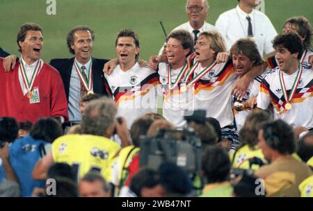 EINGEREICHT - 08. Juli 1990, Italien, Rom: Franz Beckenbauer (2. V. l.) feiert den WM-Sieg als Trainer der deutschen Fußballnationalmannschaft im Olympiastadion in Rom, umgeben von seinen Spielern. Deutschland hatte Argentinien im Finale mit 1:0 geschlagen. Franz Beckenbauer ist tot. Die deutsche Fußballlegende starb am Sonntag im Alter von 78 Jahren, teilte seine Familie am Montag der Deutschen Presseagentur mit. Foto: Frank Kleefeldt/dpa Stockfoto